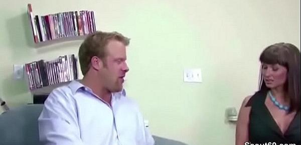 MILF Chefin hat Lust auf den grossen Schwanz von ihm